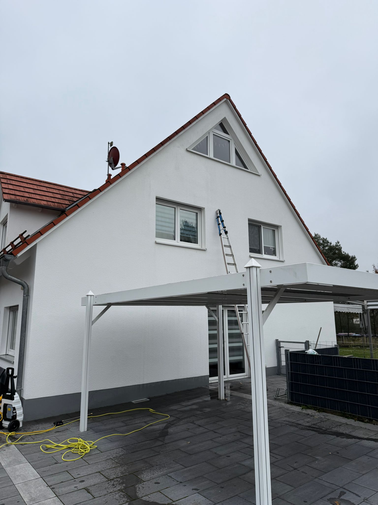 Fassade nach der Reinigung mit deutlich aufgehellter Oberfläche